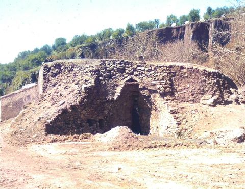 Caleiras da Escusa, forno de cal, em segundo plano o calcário dolomítico