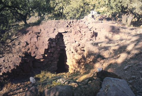 Caleiras da Escusa, forno de cal visto do exterior