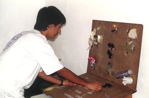 Dispositivo de identificação de tipos de resíduos feito por membros do Clube