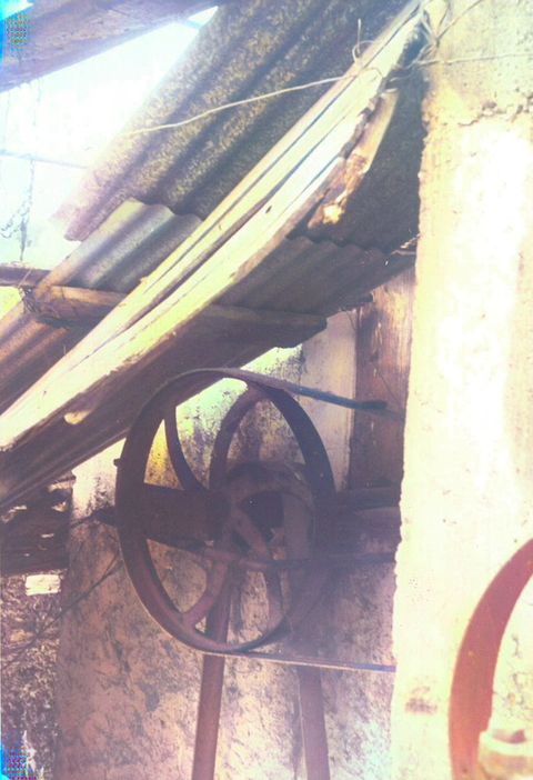 Roda de transmissão sob o alpendre